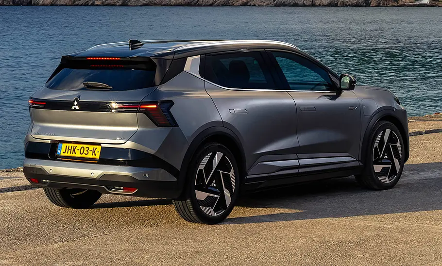 Mitsubishi Eclipse Cross (2026) Der Mitsubishi Eclipse Cross (2026) steht auf einem Steinsteg und wurde von hinten schräg fotografiert.