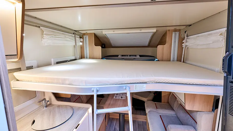 Das Hubbett über der Sitzgruppe des Forster T745 QF Vibe Edition im Detail.