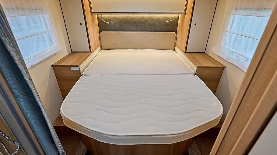 Das Queensbett im Heck des Forster T745 QF Vibe Edition.