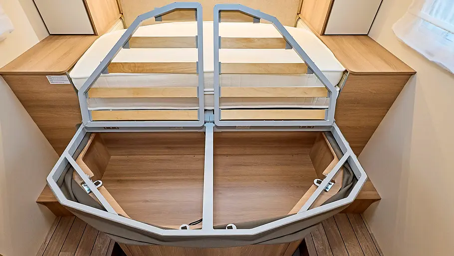 Stauraum unter dem Fußteil des Queensbett im Forster T745 QF Vibe Edition im Detail.