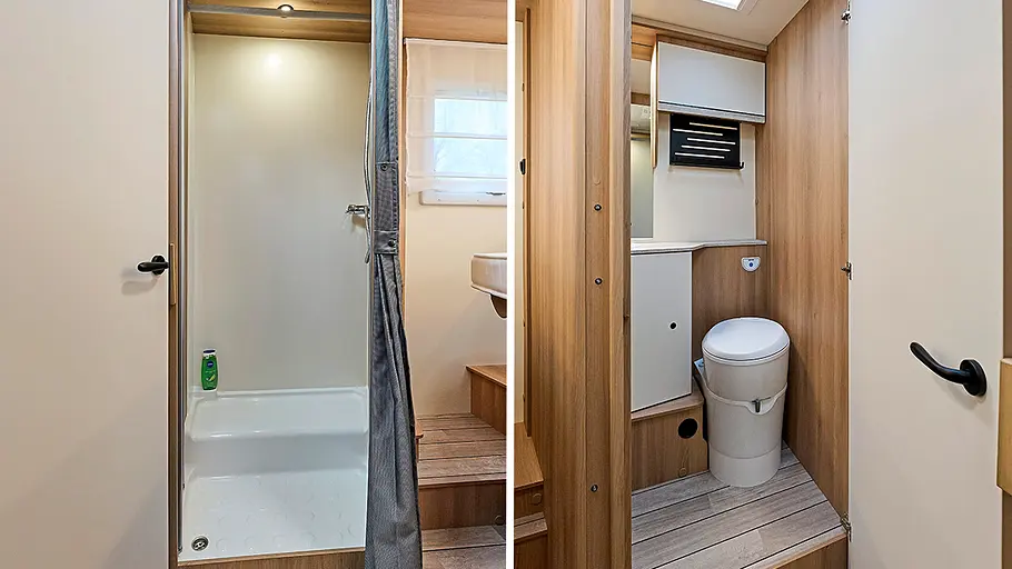 Das Badezimmer des Forster T745 QF Vibe Edition. Links die Duschkabine im Detail, rechts das WC.