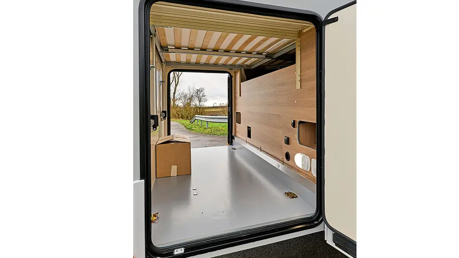Durchsicht durch die Heckgarage des Forster T745 QF Vibe Edition.