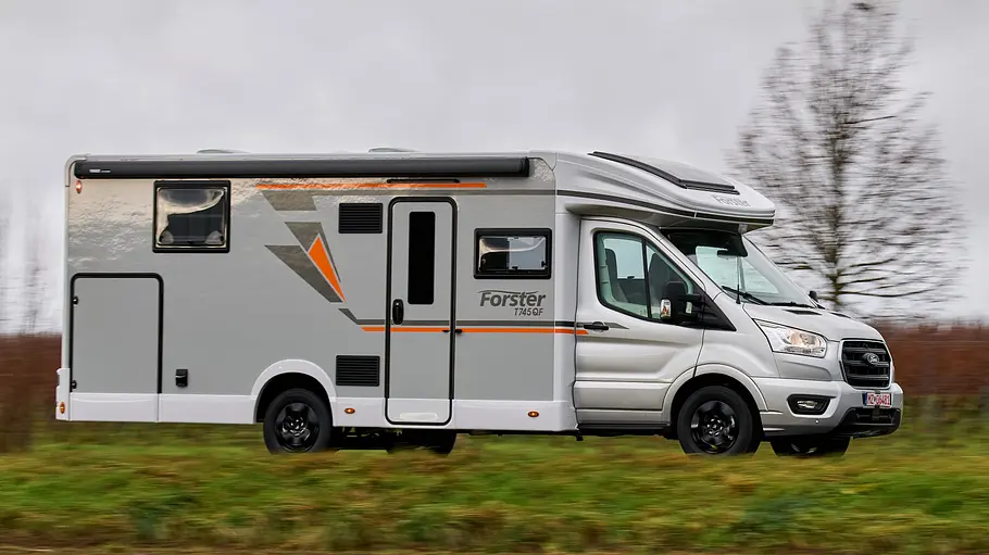 Der Forster T745 QF Vibe Edition fahrend von schräg vorne rechts.