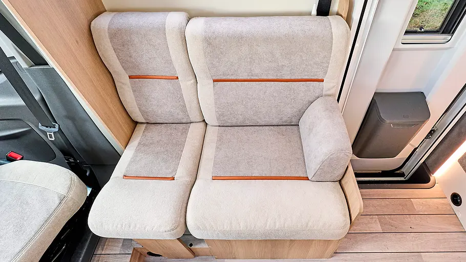 Die Seiten-Sitzbank in der Sitzgruppe des Forster T745 QF Vibe Edition im Detail.