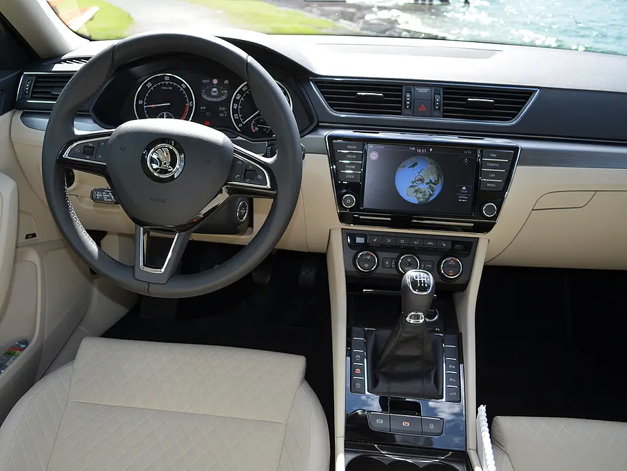 Fahrbericht Skoda Superb Combi 2015 Kombi 2.0 TDI Fahrverhalten Fotos