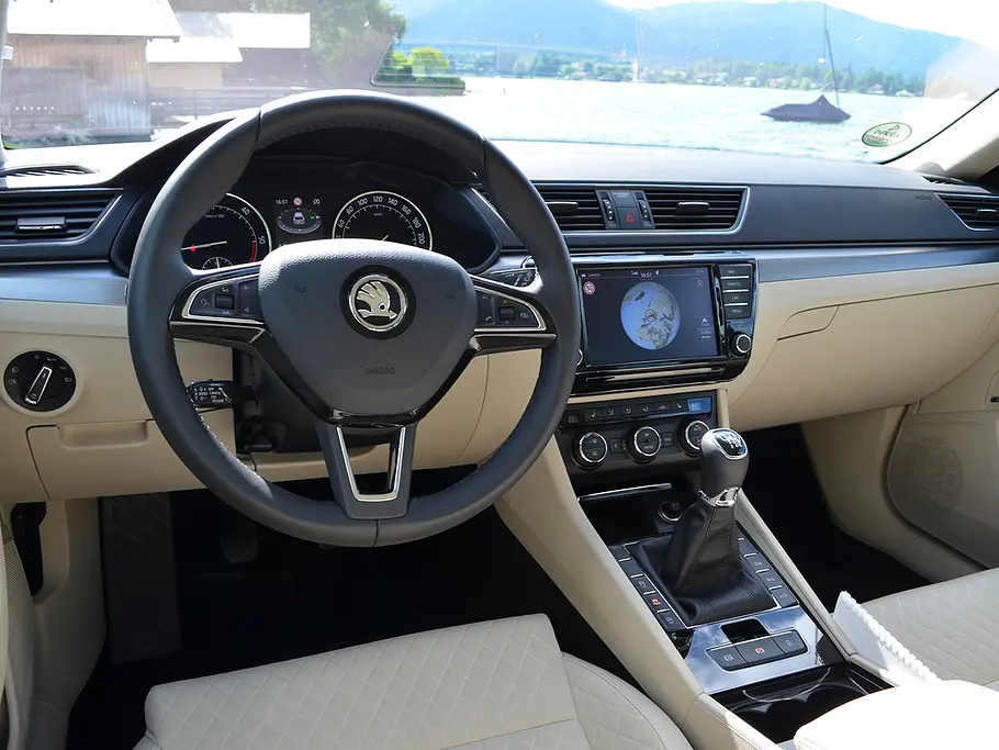 Fahrbericht Skoda Superb Combi 2015 Kombi 2.0 TDI Fahrverhalten Fotos