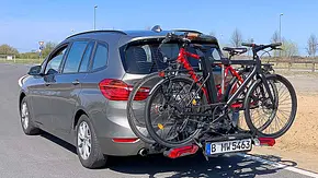 Fahrradträger Thule Epos 2 am Testwagen mit zwei Fahrrädern, von hinten fotografiert beim Fahren. - Foto: Holger Ippen Fahrradträger Thule Epos 2 am Testwagen mit zwei Fahrrädern, von hinten fotografiert beim Fahren. - Foto: Holger Ippen