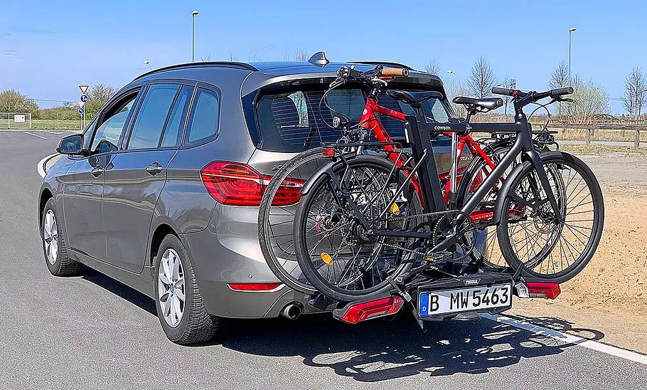 Fahrradträger-Test: Thule Epos 2 Fahrradträger Thule Epos 2 am Testwagen mit zwei Fahrrädern, von hinten fotografiert beim Fahren.