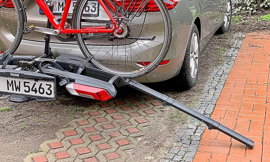 Fahrradträger-Test: Thule Epos 2 Fahrradträger Thule Epos 2 am Testwagen mit einem Fahrrad und Auffahrrampe, von hinten fotografiert.