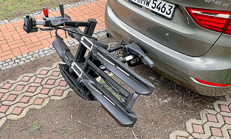 Fahrradträger-Test: Thule Epos 2 Fahrradträger Thule Epos 2 am Testwagen, leer und abgeklappt, von hinten fotografiert .