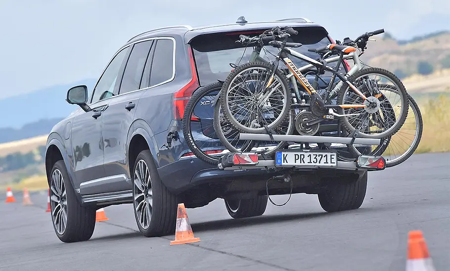 Eufab Premium Go+ beim Slalom mit Volvo XC90, fotografiert von hinten.