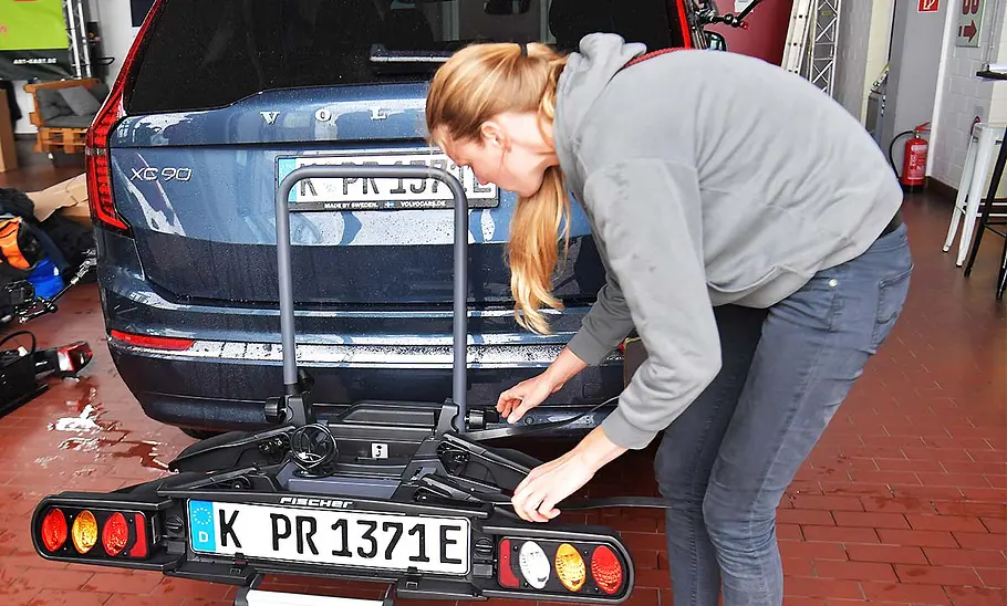 Fischer Proline Evo2 bei der Montage an einem Volvo XC90, fotografiert von hinten.