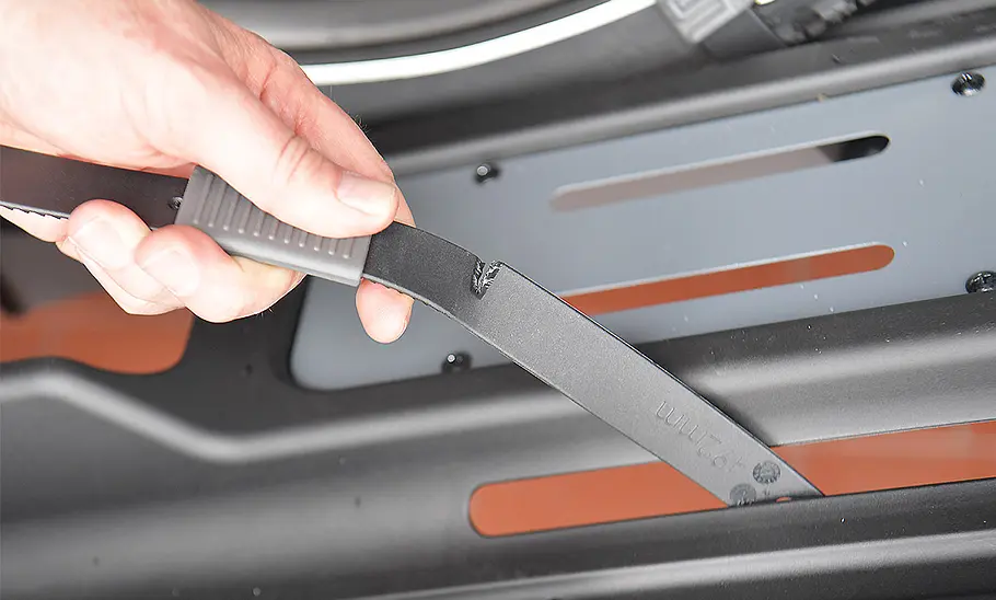 Angeschnittener Spanngurt am Norauto E-Fit 300-2.