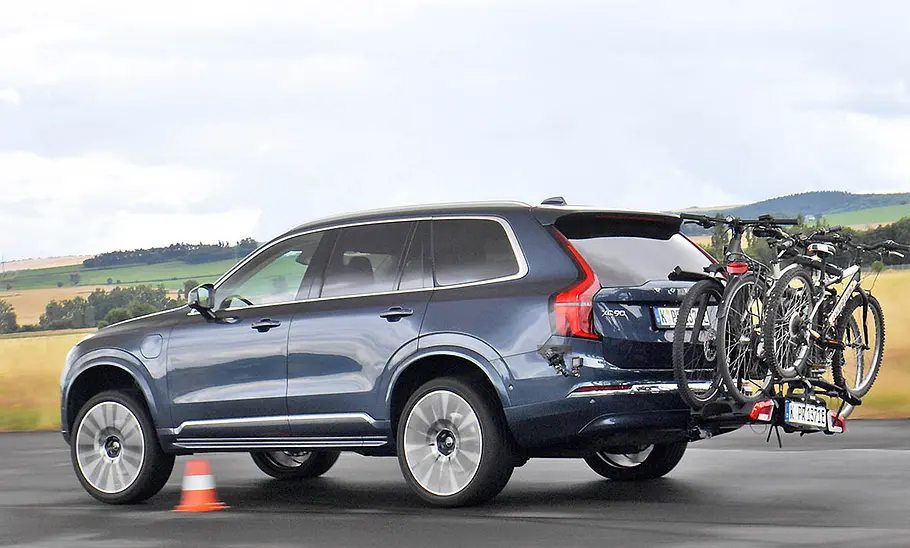 Thule Easyfold 3 beim Slalom am Volvo XC90, fotografiert von der Seite.