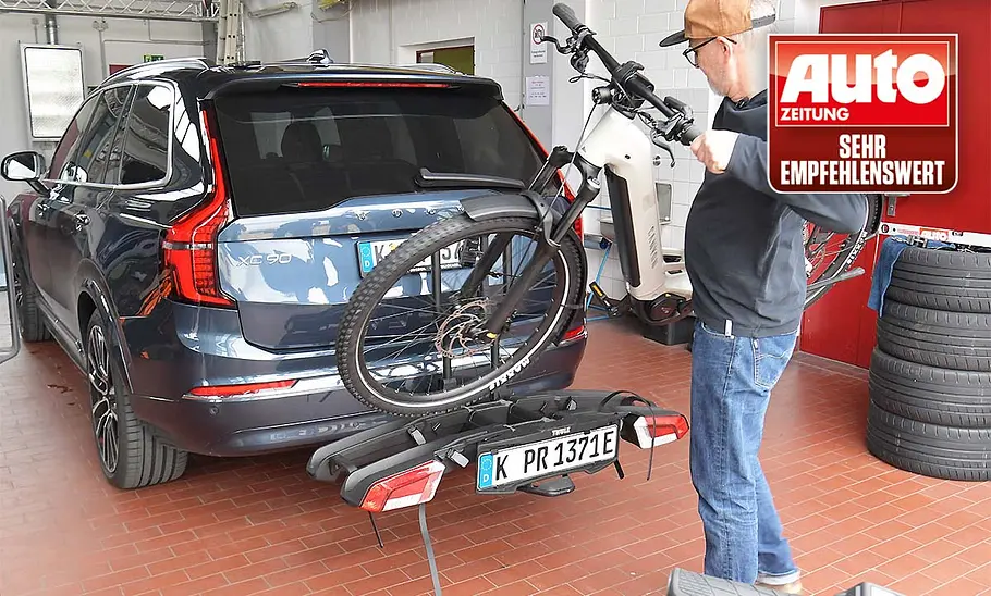 Thule Easyfold 3 beim Beladen mit einem E-Bike, fotografiert von hinten.