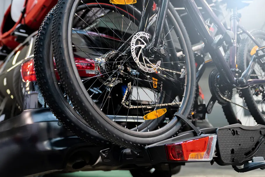 Fahrradträger für die Anhängerkupplung sind eine praktische Lösung für den Transport von E-Bikes.