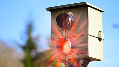 Blitzer mit rotem Licht - Foto: Imago