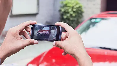 Falschparker fotografieren - Foto: Imago