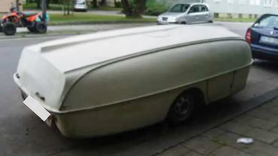 Der Faltcaravan FaWoBoo steht geparkt am Straßenrand.