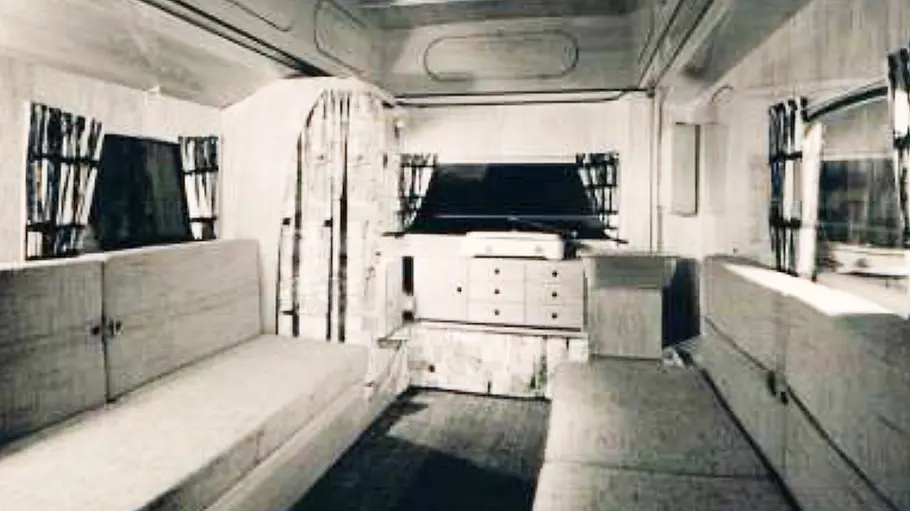 Die Sitzgruppe im Hartmann-Faltcaravan FaWoBo (1962).