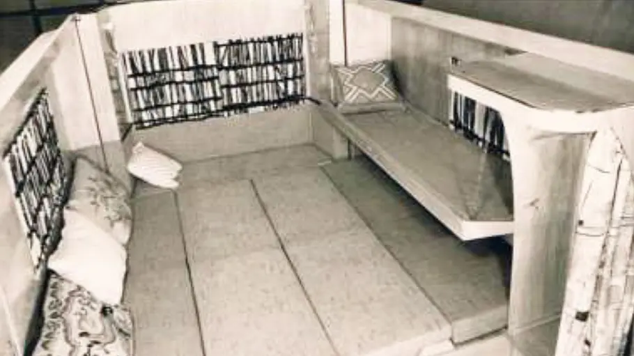 Die zum Bett ausgebaute Sitzgruppe im Hartmann-Faltcaravan FaWoBo (1962).