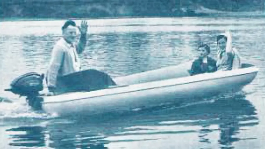 Drei  Menschen sitzen im zum Boot umfunktionierten Dach des FaWoBoo.