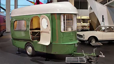 Der Faltcaravan FaWoBoo (1962) steht auf einer Ausstellungsfläche. - Foto: AUTO ZEITUNG Der Faltcaravan FaWoBoo (1962) steht auf einer Ausstellungsfläche. - Foto: AUTO ZEITUNG