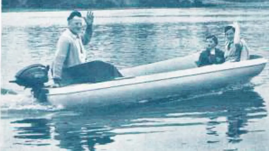 Der mit drei Personen besetzte Hartmann-Faltcaravan FaWoBoo von 1962 im Bootsbetrieb auf dem Wasser.