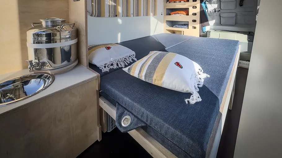 Der Wohnraum des Farfalla Flip im Umbau zum Bett.