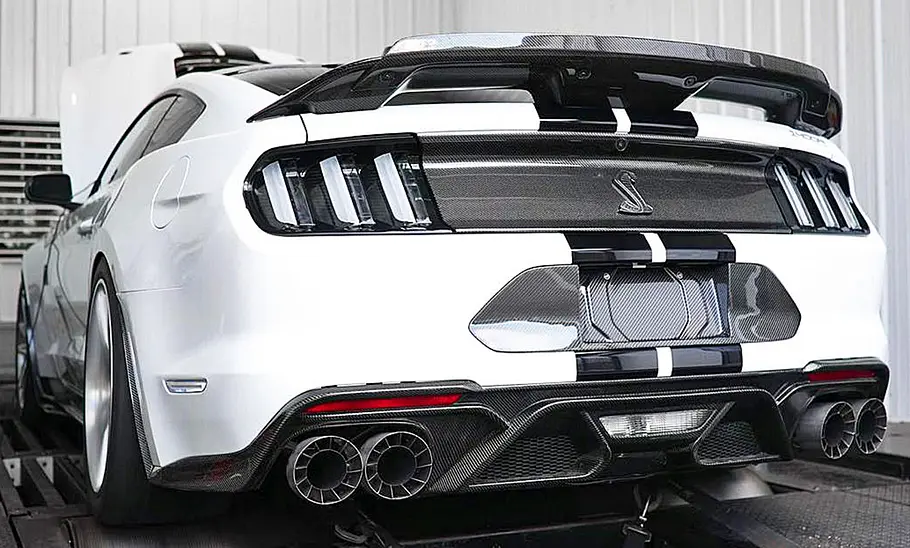 Der Ford Shelby GT500 1400R von Fathouse Performance von hinten fahrend auf dem Prüfstand.