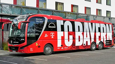 FC-Bayern-Bus nutzt die Rettungsgasse - Foto: Imago