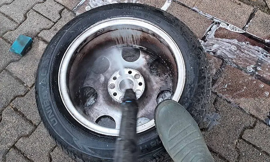 P21S Felgenreiniger von Dr. Wack wird von einer Testfelge abgespült.