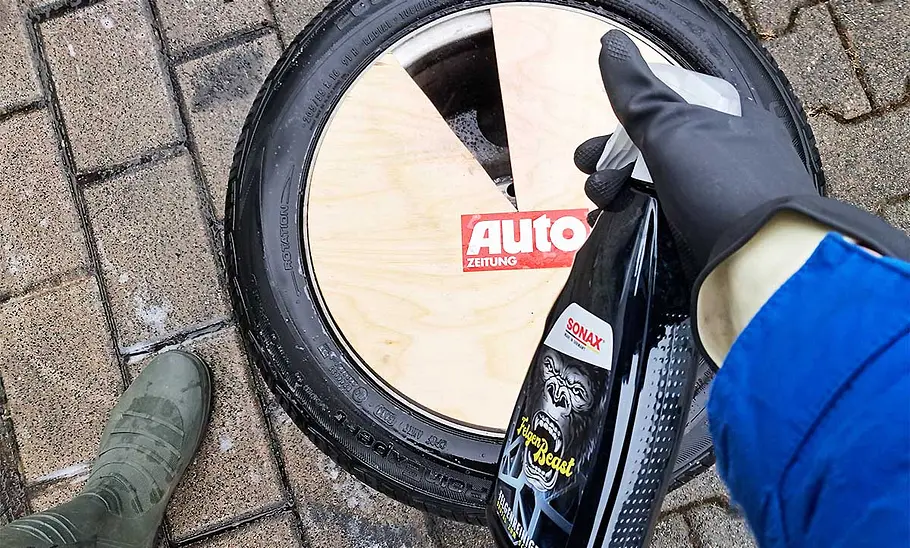 Felgen Beast von Sonax wird von einer Hand mit Gummihandschuh über eine Schablone auf eine Felge aufgetragen.