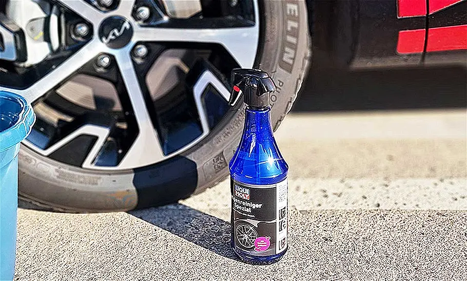 Eine Flasche Liqui Moly Felgenreiniger Spezial steht vor einer Autofelge.