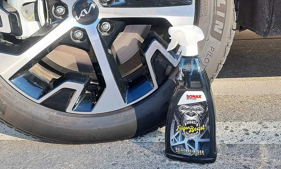 Tuga Chemie Alu-Teufel-Spezial-Felgenreiniger im Test Der Reiniger Sonax Felgen Beast vor einer Felge.