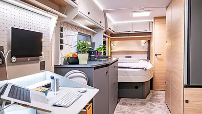 Blick in den Wohnbereich im Fendt Apero Connect. - Foto: Fendt