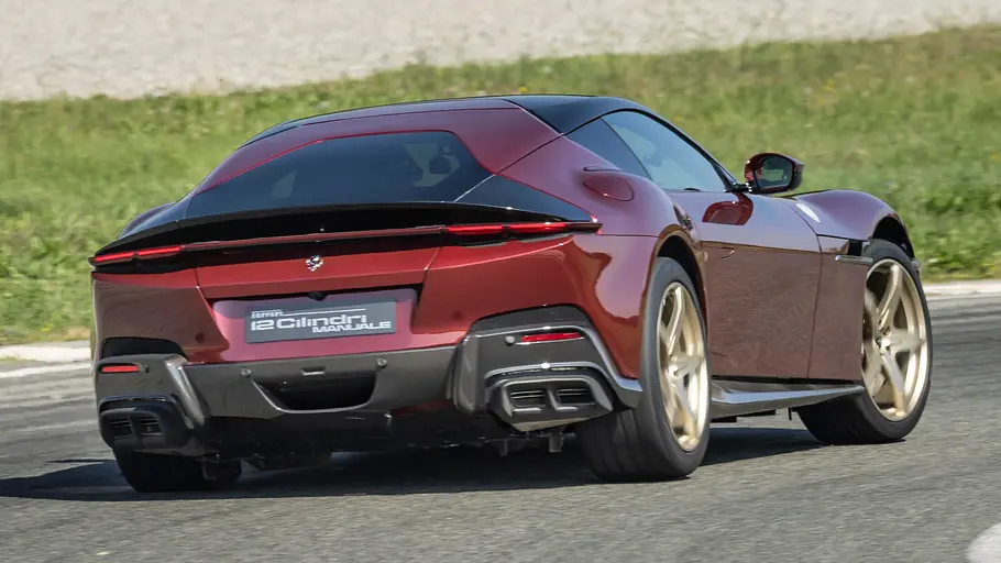 Ferrari 12Clinidri Manuale Der Ferrari 12Clinidri Manuale fahrend von schräg hinten