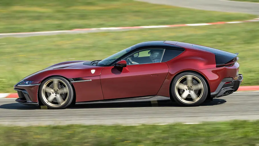 Ferrari 12Clinidri Manuale Der Ferrari 12Clinidri Manuale fahrend seitlich