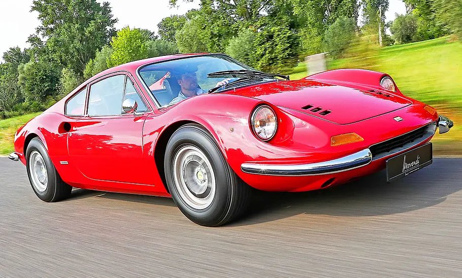 Der Ferrari Dino 246 GT fahrend von vorne.