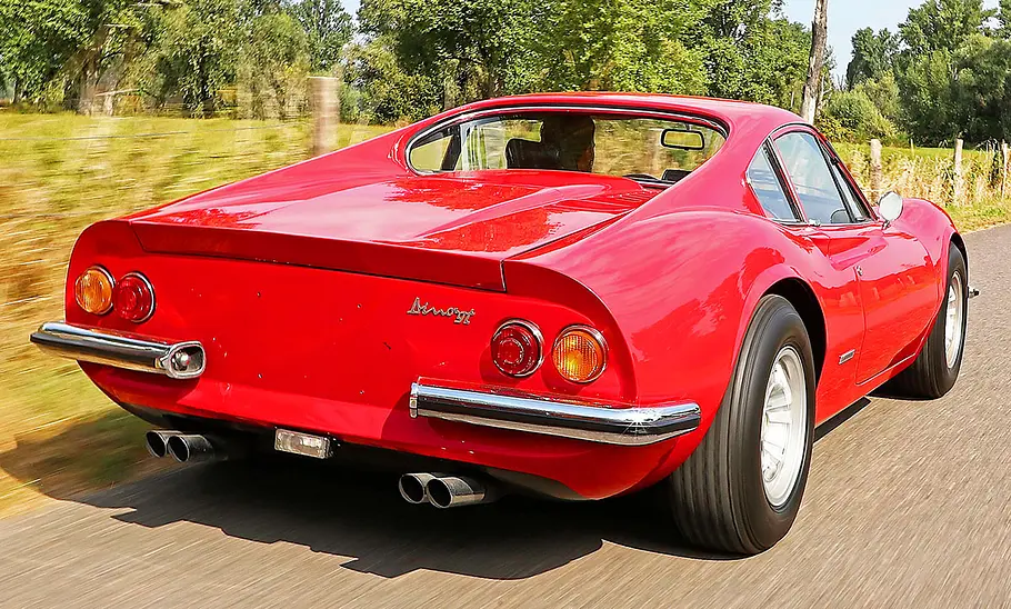 Der Ferrari Dino 246 GT fahrend von hinten.