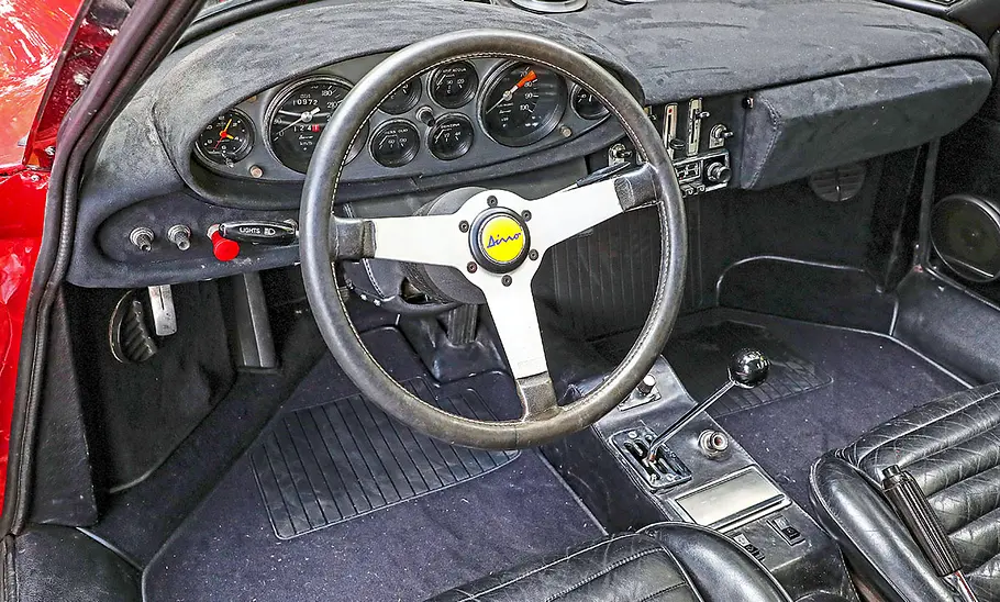 Das Cockpit des Ferrari Dino 246 GT.
