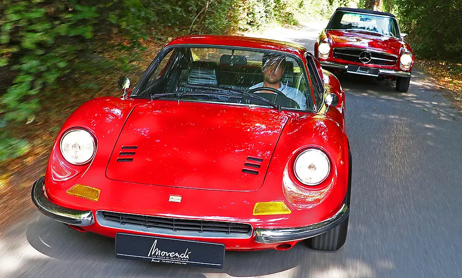 Ferrari Dino 246 GT und Mercedes 280 SL (W113) fahrend von vorne.