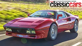 Ein roter Ferrari 288 GTO fahrend von schräg vorne - Foto: Frank Ratering