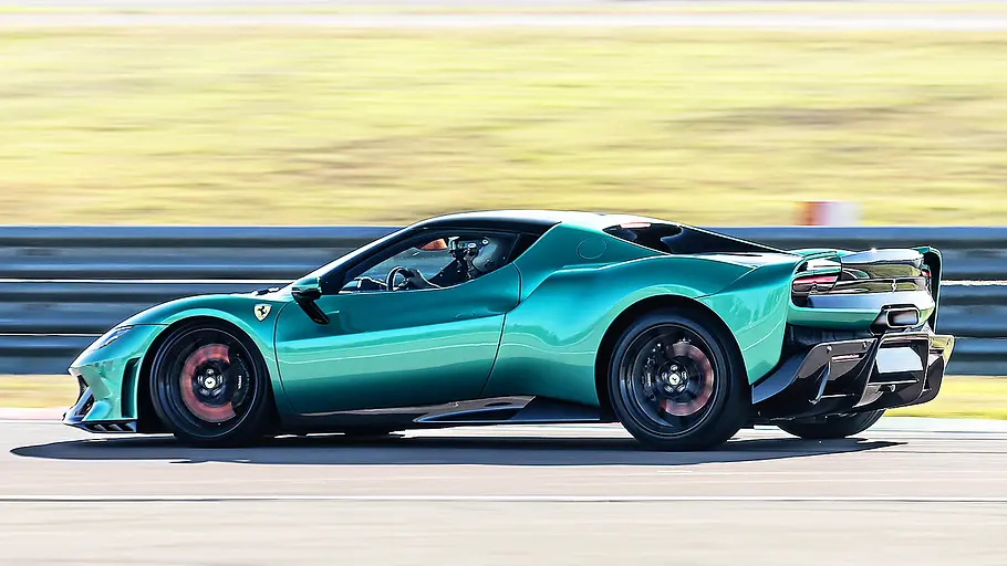 Ferrari 296 Speciale (2025) Blick von der Seite auf den Ferrari 296 Speciale (2025), der auf einer Rennstrecke entlang fährt.