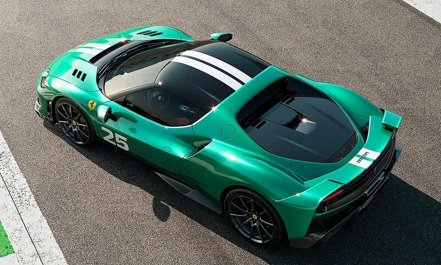 Ferrari 296 Speciale (2025) Blick von schräg hinten auf den Ferrari 296 Speciale (2025).