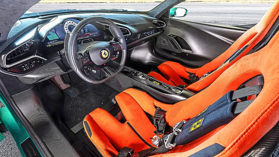 Ferrari 296 Speciale (2025) Blick in das Cockpit des Ferrari 296 Speciale (2025).
