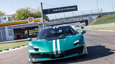 Supersportwagen Ferrari 296 Speciale auf der Rennstrecke in Fiorano