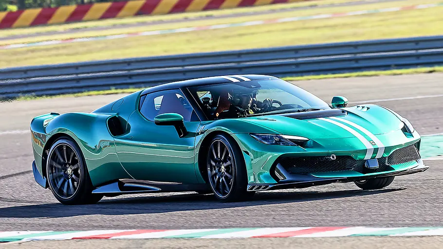 Ferrari 296 Speciale (2025) Blick von schräg vorne auf den Ferrari 296 Speciale (2025), der auf einer Rennstrecke entlang fährt.