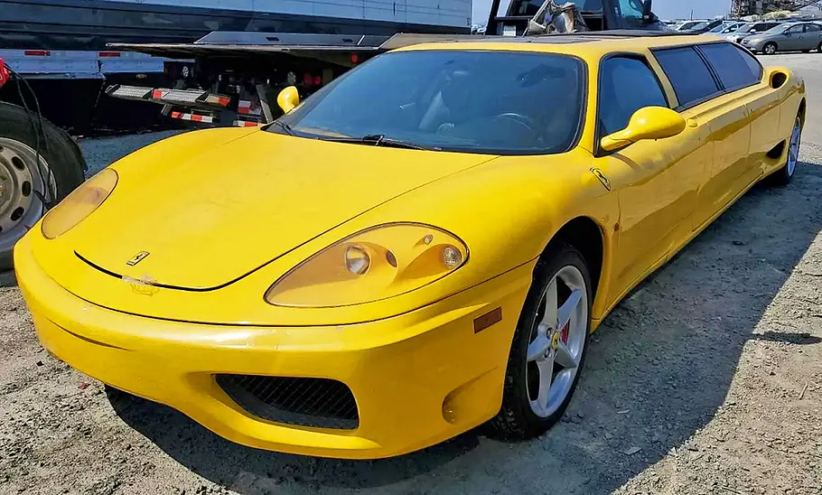 Die Ferrari 360 Stretch-Limo stehend von schräg vorne.