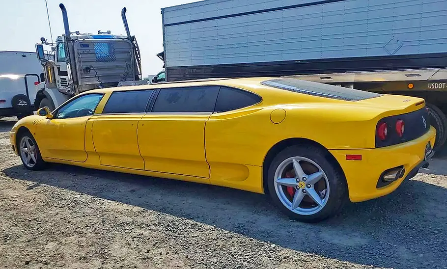 Die Ferrari 360 Stretch-Limo stehend von schräg hinten.